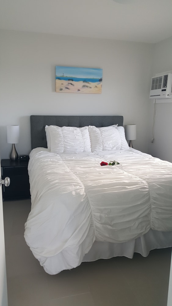 Waterfront 1 Bedroom Suite Queen Room