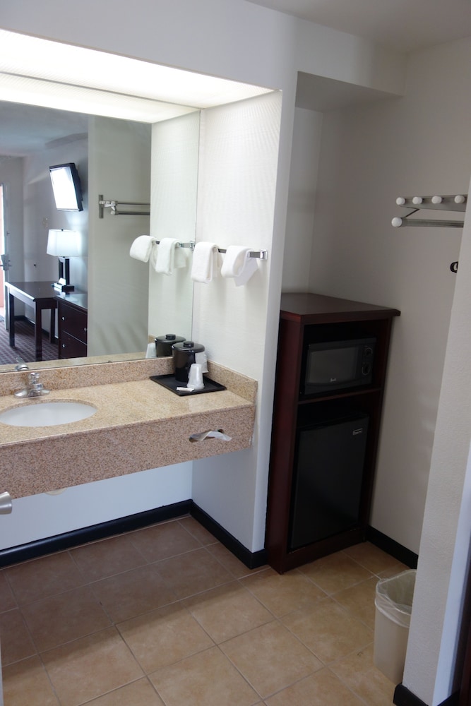 Suite, 1 Queen Bed, Jetted Tub photo 1