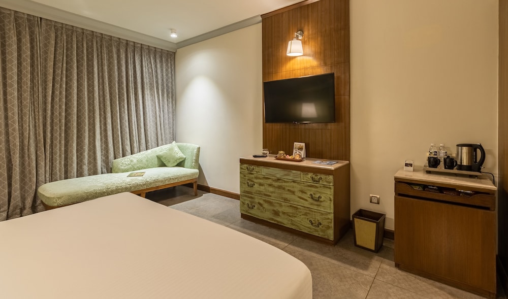 Club Room With Complimentary In-House Entertainment & 15% Off On FnB,Spa & Laundry - Photo 3