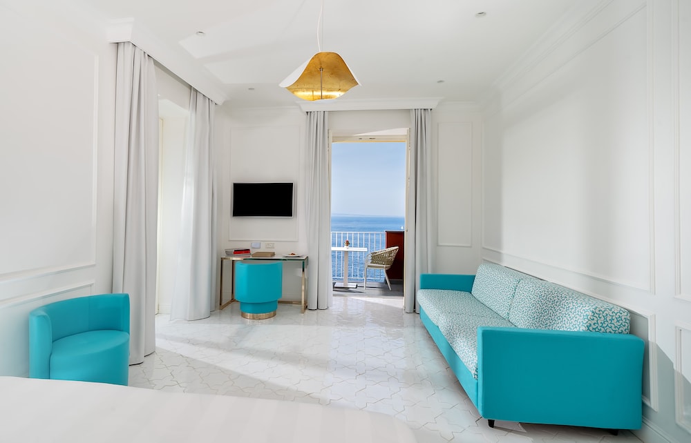 Junior Suite, Hot Tub, Sea View (Deluxe) - Photo 5
