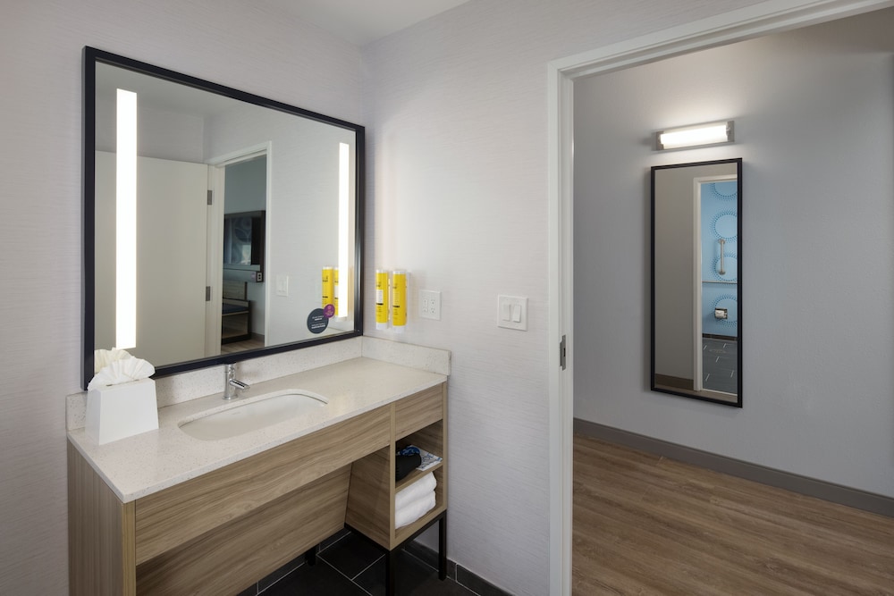 Room, 2 Queen Beds, Accessible, Bathtub (Mobility & Hearing) - Photo 6