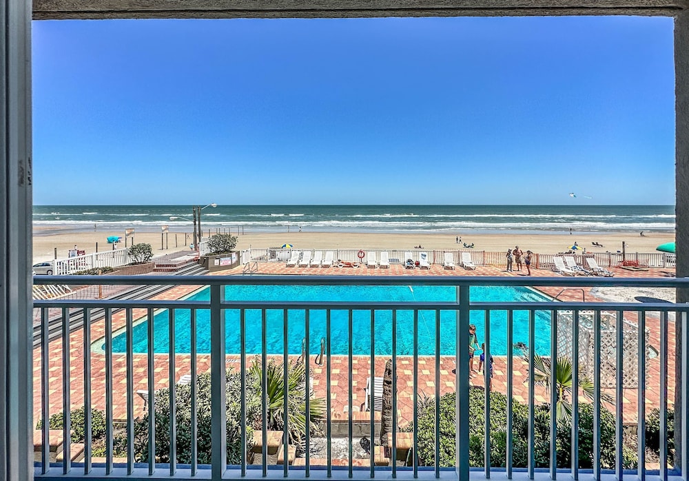 Standard Room, 2 Queen Beds, Oceanfront - Photo 9
