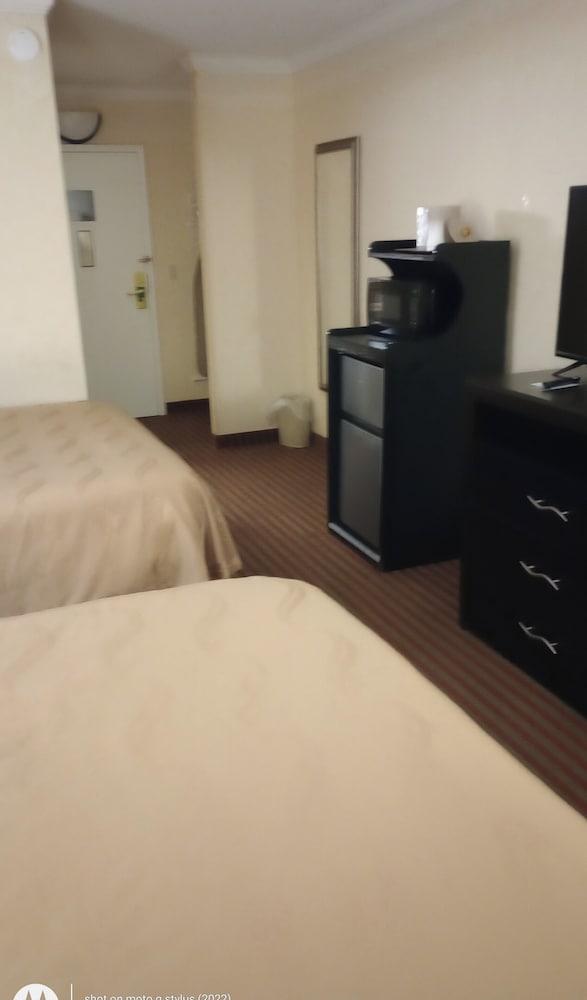 Room, 2 Queen Beds, Non Smoking - Photo 8