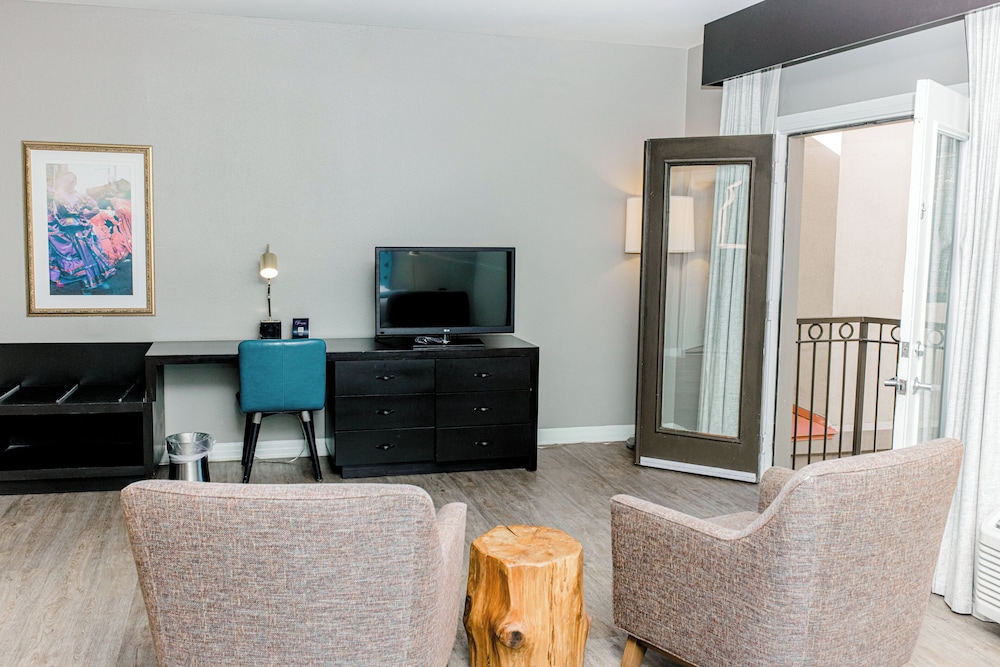 Standard Room, 1 King Bed, Balcony, Courtyard View - Photo 2