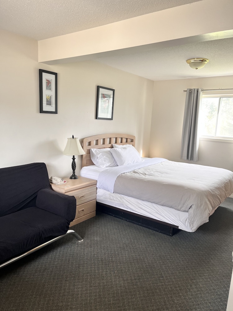 Signature Studio Suite, 1 King Bed, Kitchenette, Ground Floor