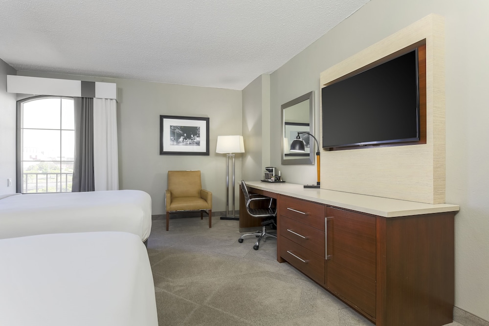 Room, 2 Queen Beds, Accessible, Bathtub