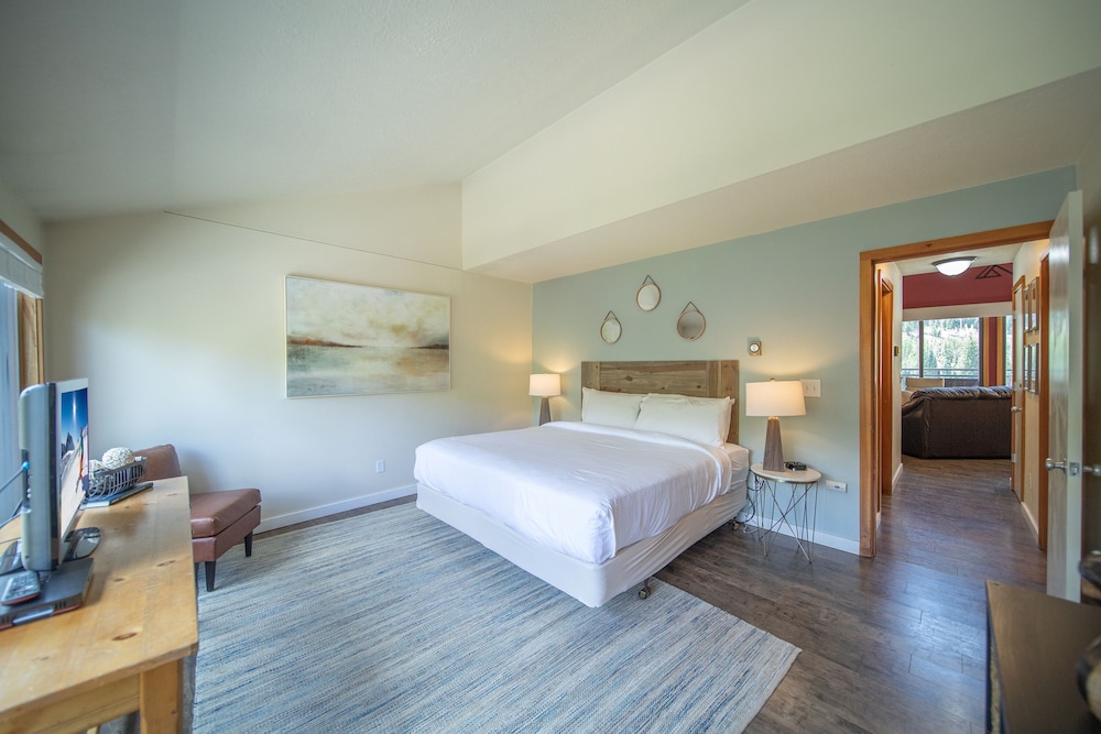 Signature Condo, 2 Bedrooms, Balcony, Mountain View (Montezuma 1766) photo 2