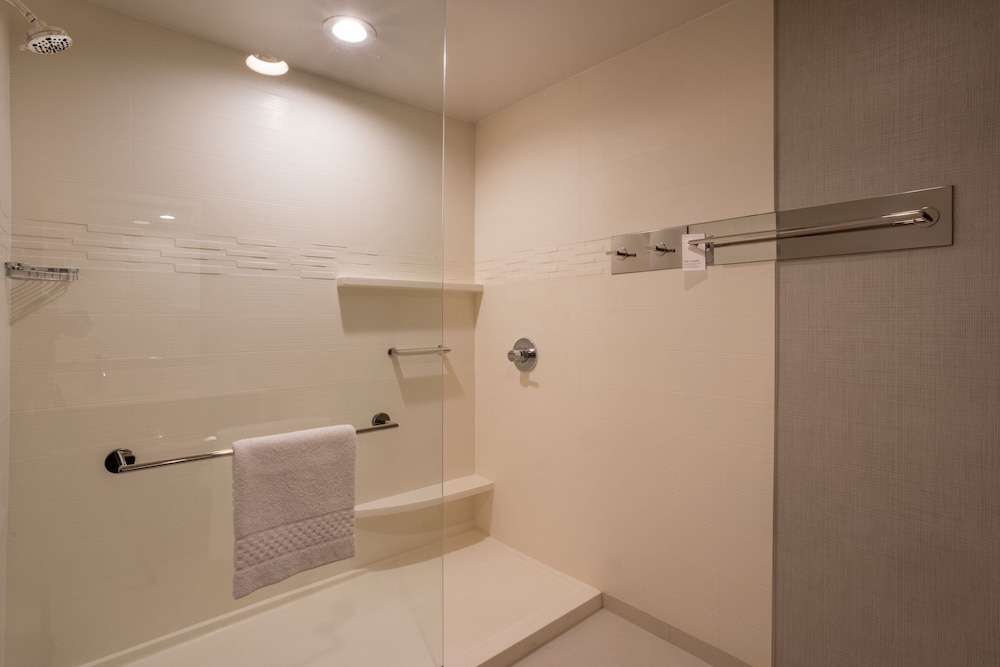 Suite, 1 Bedroom - Photo 6