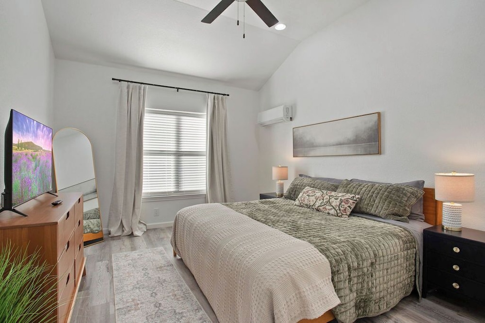 1 Bed 1 Bath Cabin + Hot Tub (Cabin R) photo 2