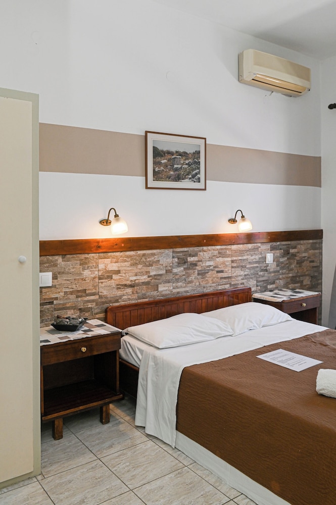 Double Room (No Balcony) - Photo 1