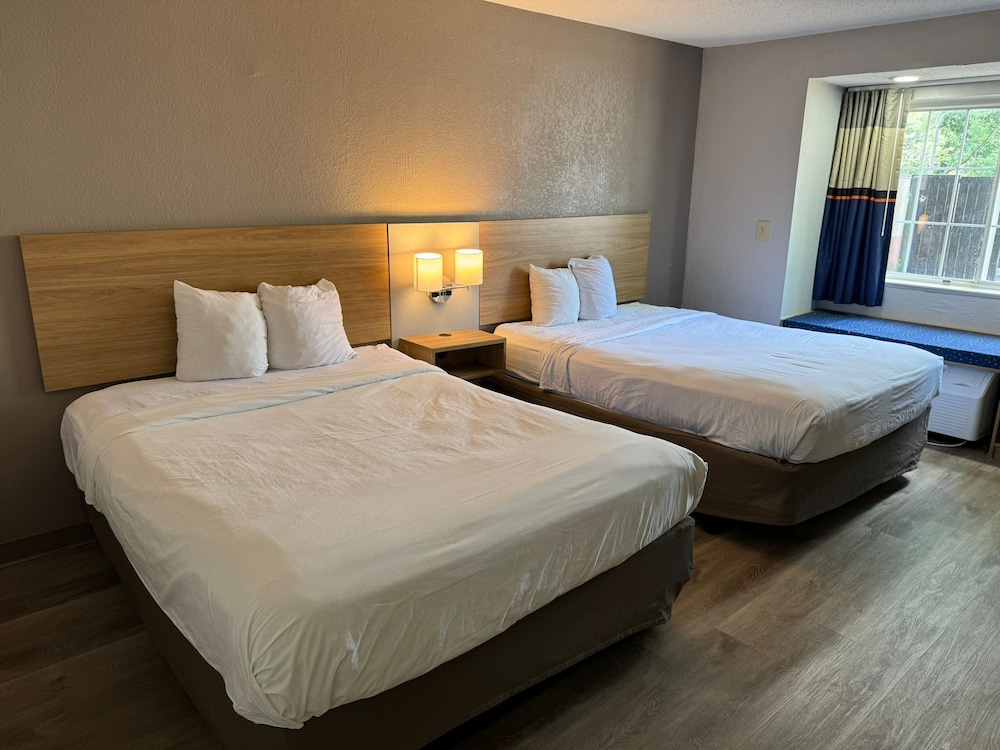 Standard Room, 2 Queen Beds, Microwave, Fridge photo 3