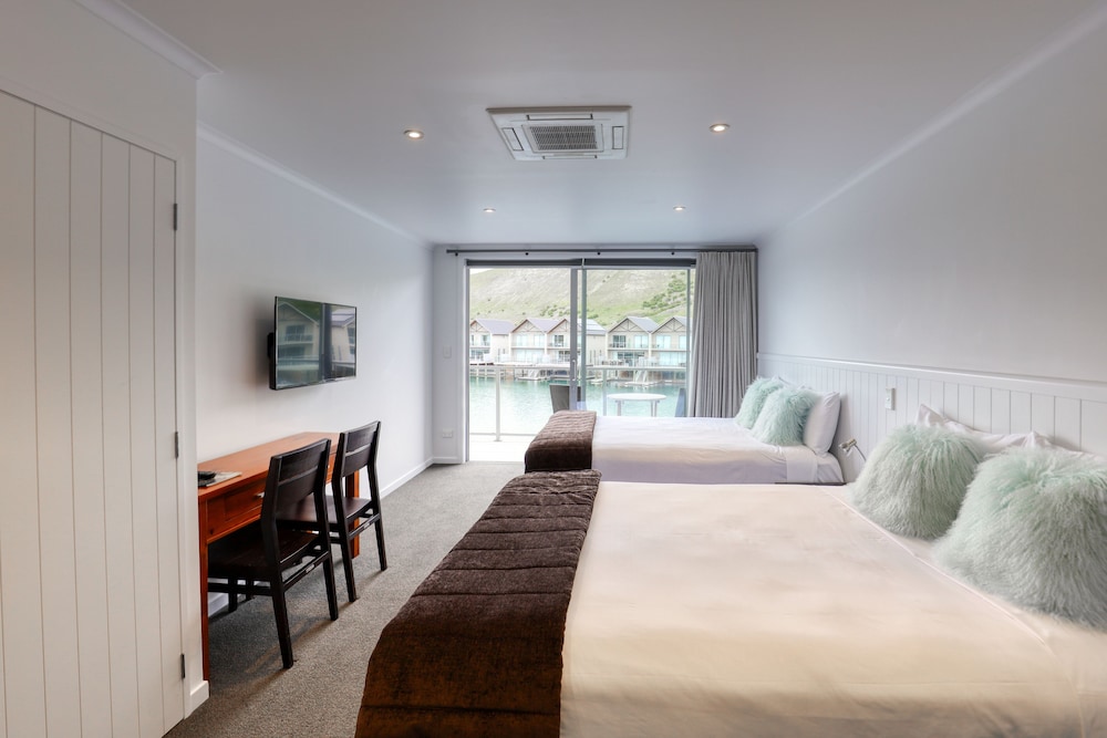 Superior Twin Room, 2 Queen Beds, Marina View photo 2