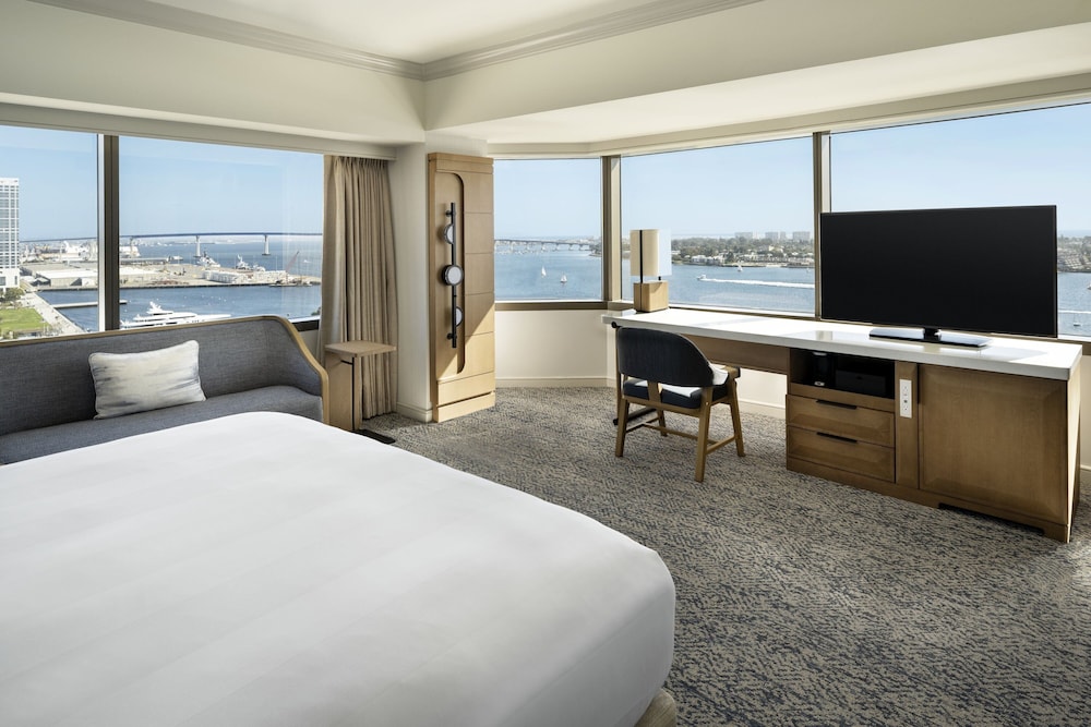 Room, 1 King Bed, Bay View (Corner) - Photo 1