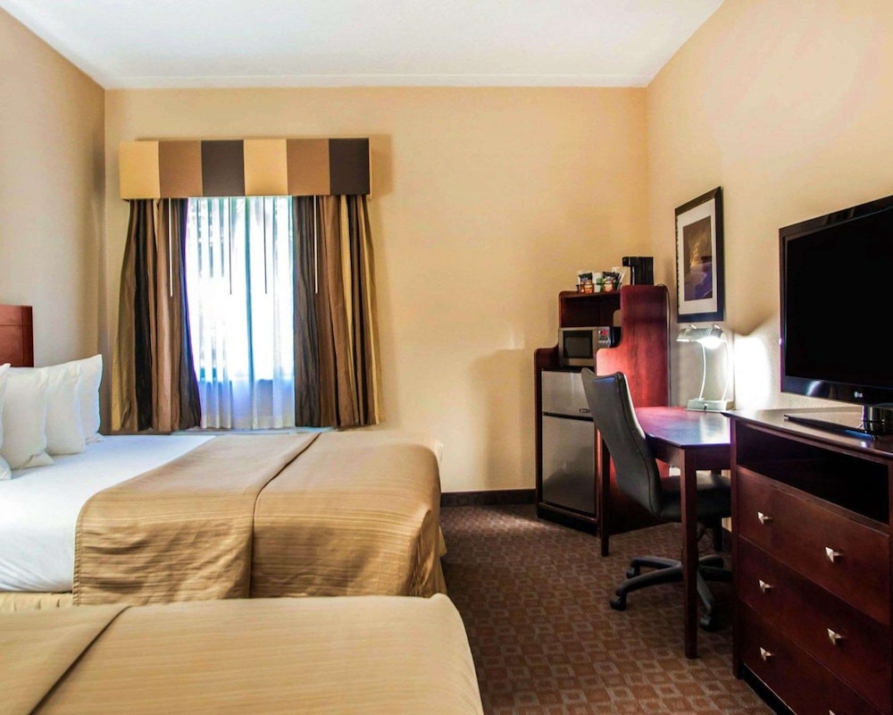 Standard Room, 2 Queen Beds, Non Smoking - Photo 2