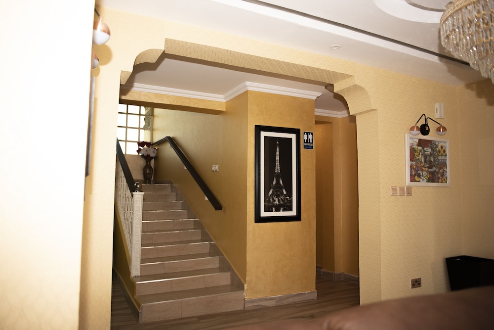 Exclusive House, 6 Bedrooms, Hill View photo 2