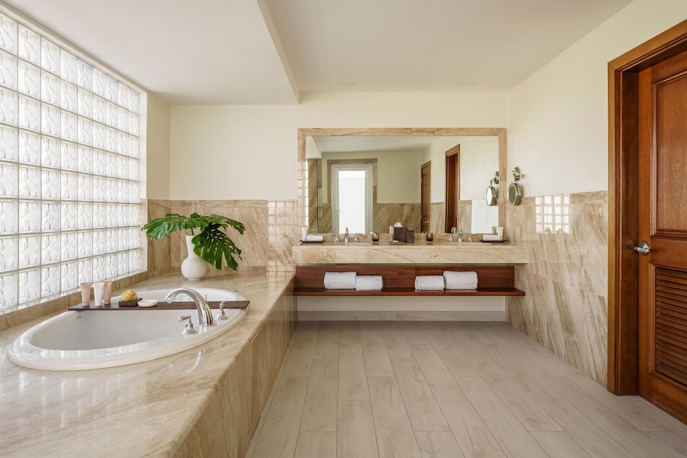 Oceanfront King Deluxe Suite With Hot Tub At Merrywing Beach