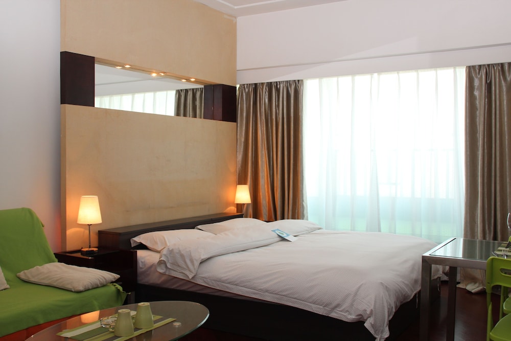 Standard Room, 1 Queen Bed, Kitchenette, City View
