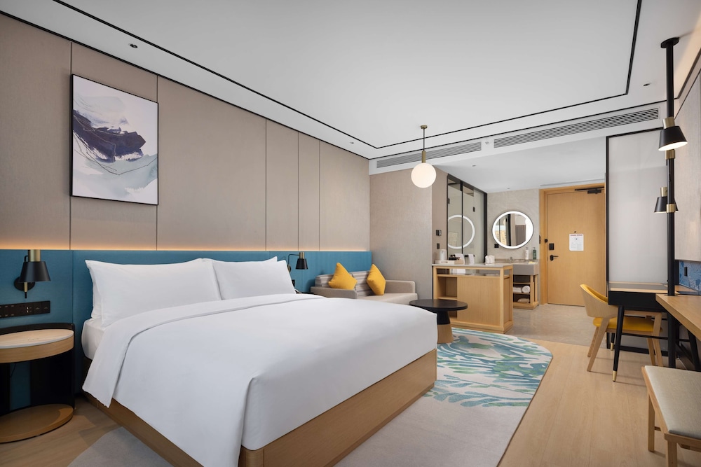 Deluxe Room, 1 King Bed photo 2
