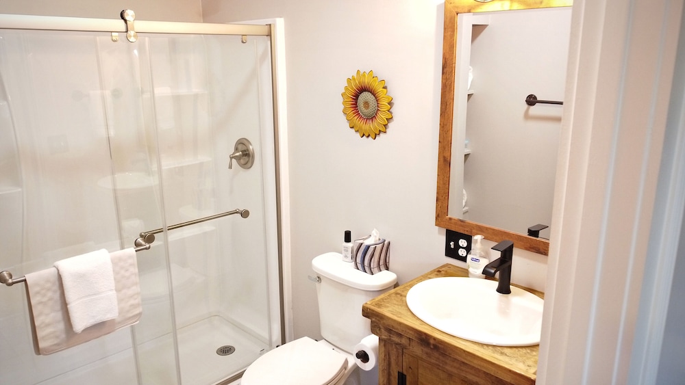 Suite 7 Sunflower Spot photo 2