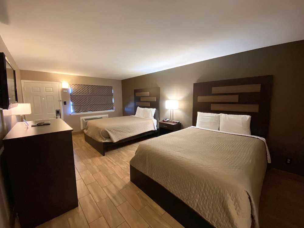 Standard Room, 2 Queen Beds, Non Smoking - Photo 1