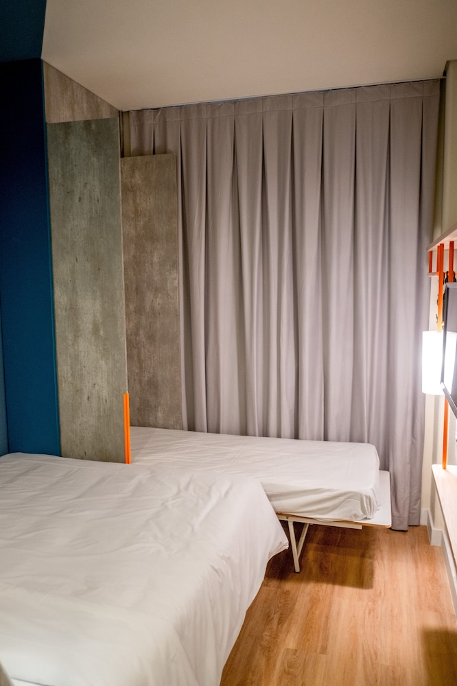 Standard Room, Multiple Beds - Photo 5