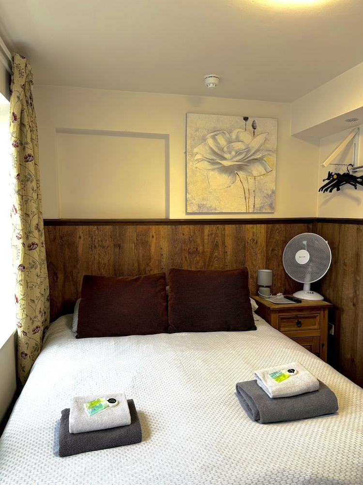 Economy Double Room, Ensuite photo 3