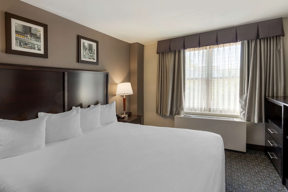 Business Room, 2 Queen Beds, Non Smoking, Microwave photo 3