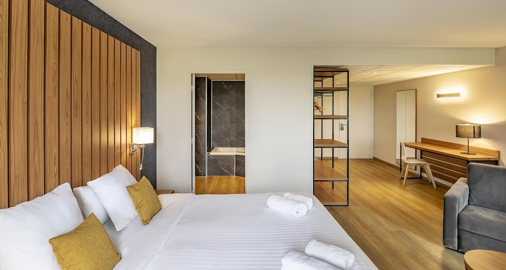 Suite, 1 Queen Bed, Non Smoking, Terrace - Photo 1