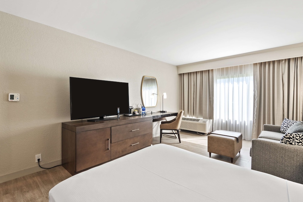 One Double Bed, Non-Smoking, Accessible - Photo 2