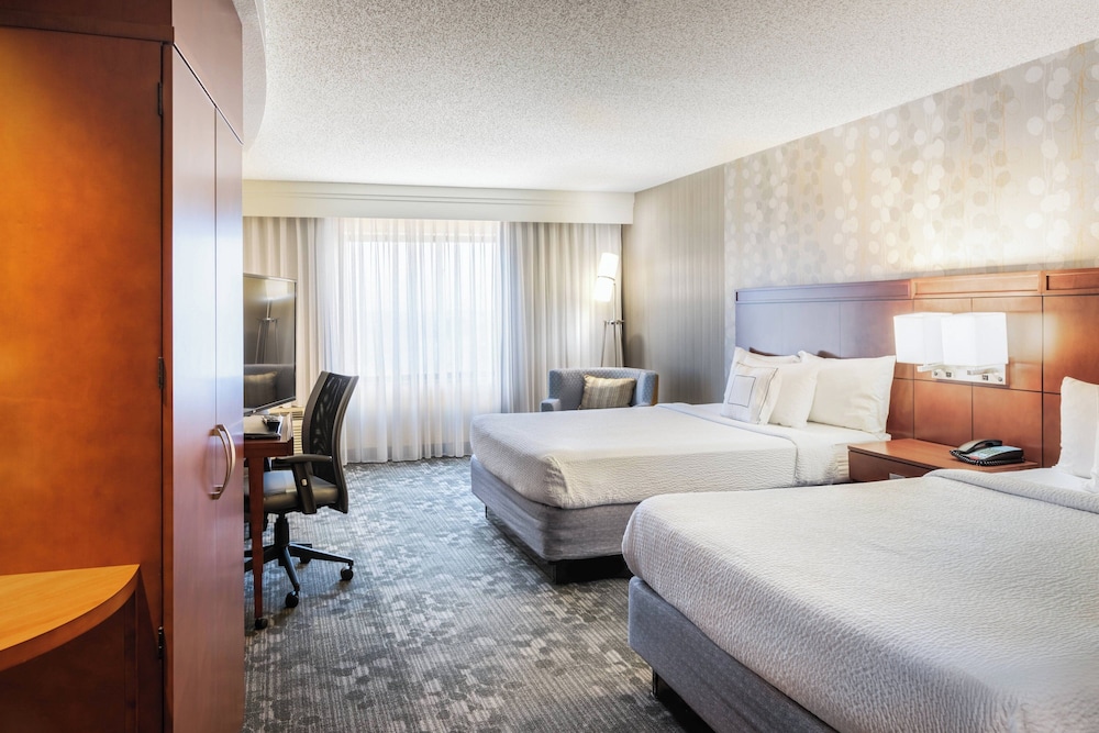 Room, 2 Queen Beds (Mobility Accessible, Tub)