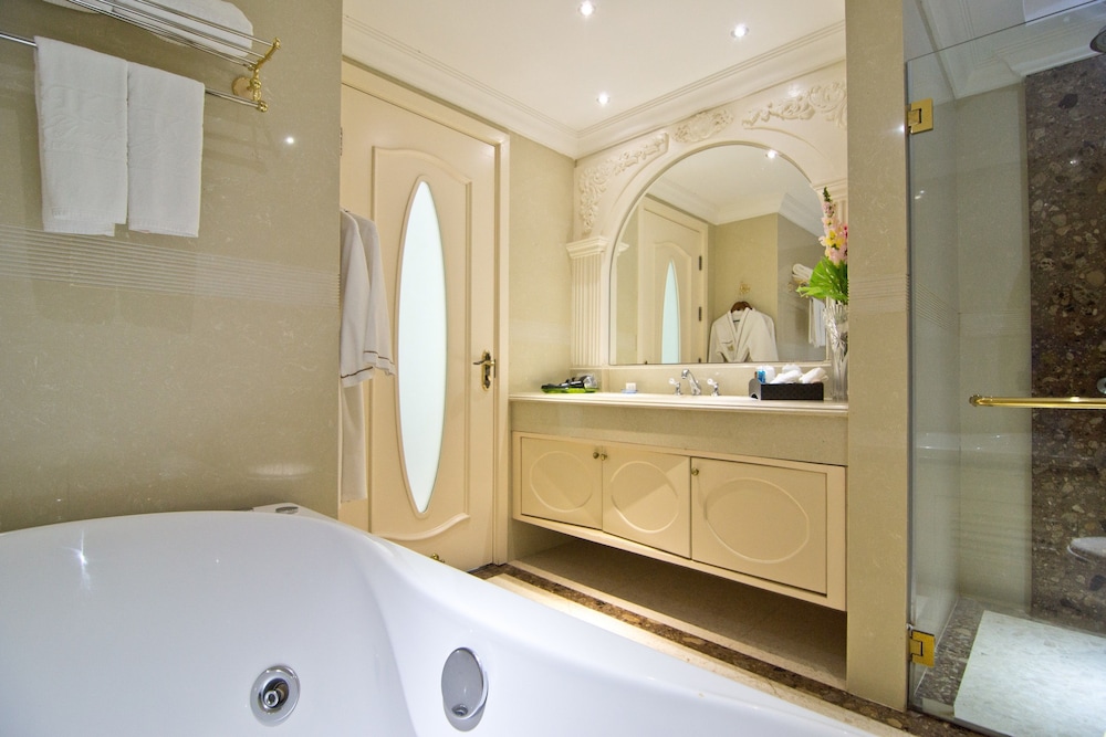 Superior Room, Jetted Tub, City View thumbnail 6