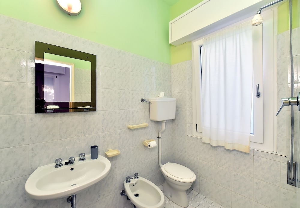 Basic Quadruple Room photo 3