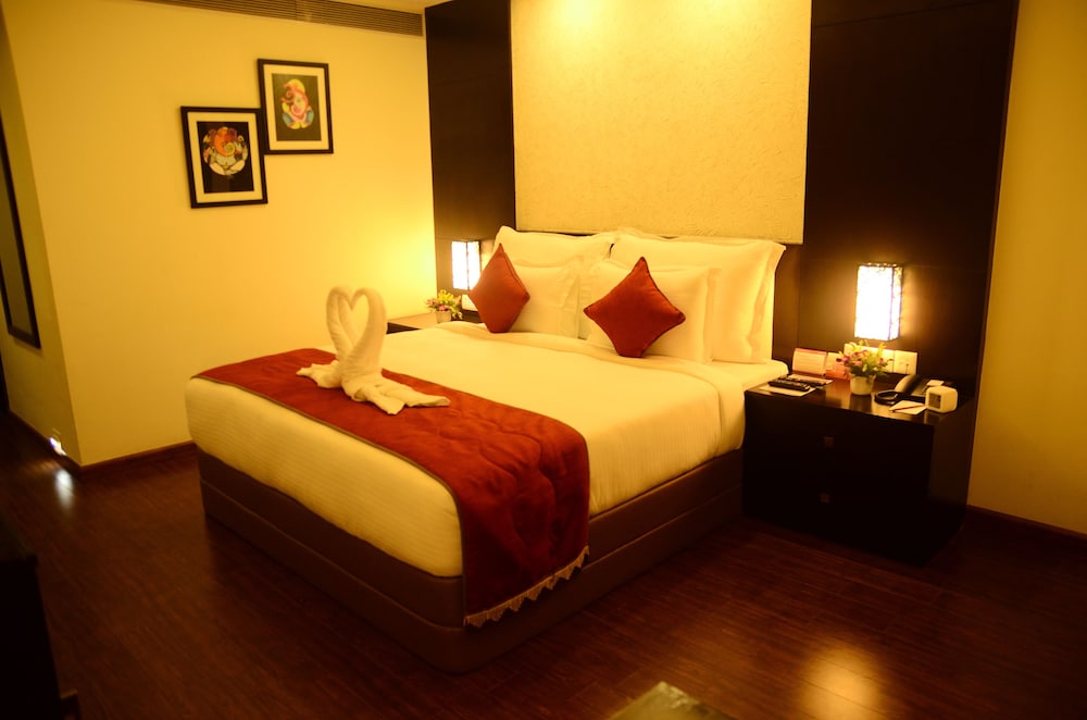 Suite, 1 King Bed, Smoking photo 3