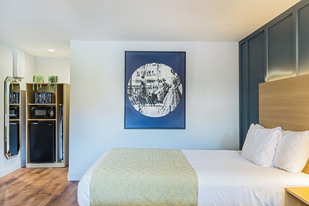 Standard Room, 2 Double Beds, Smoking - Photo 3