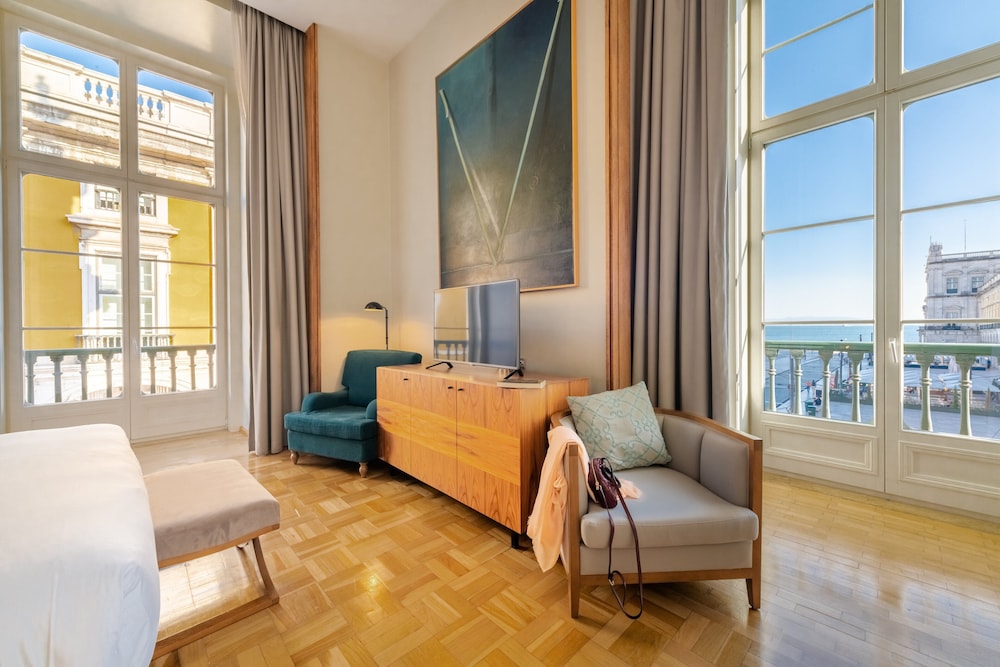 Suite (Praca do Comercio, King Size Bed) thumbnail 5