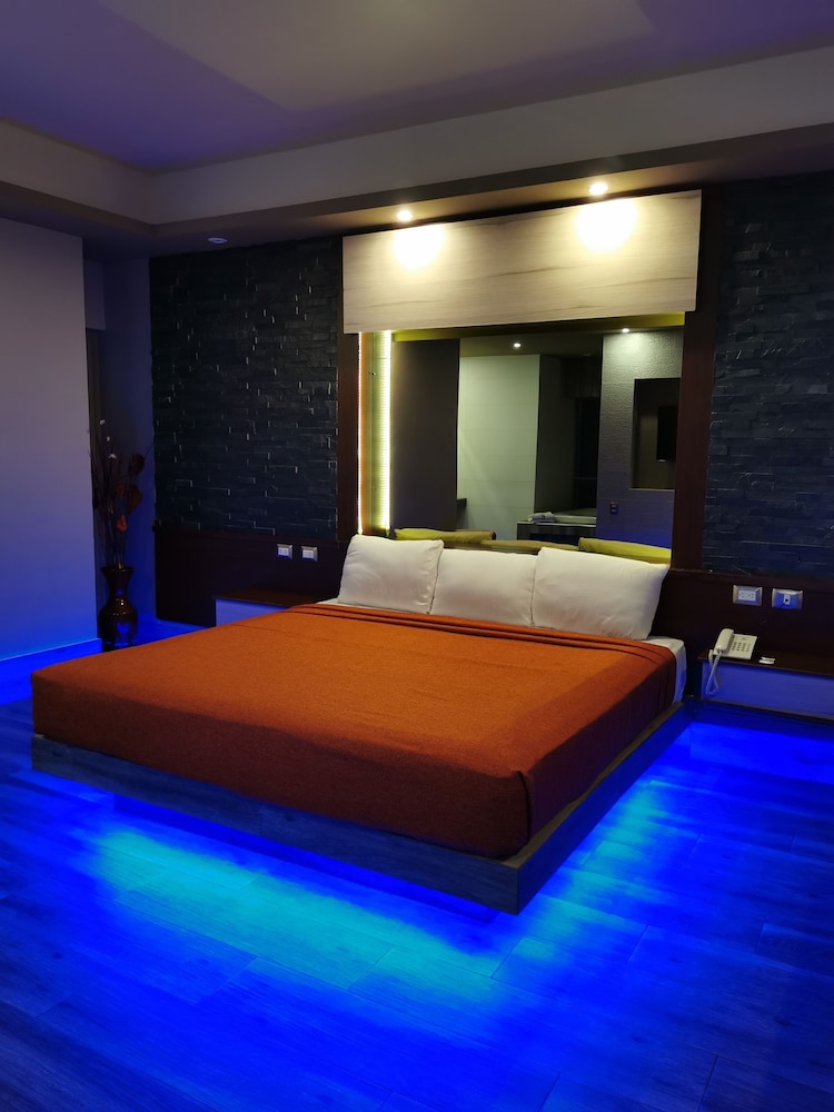 Suite, Jetted Tub