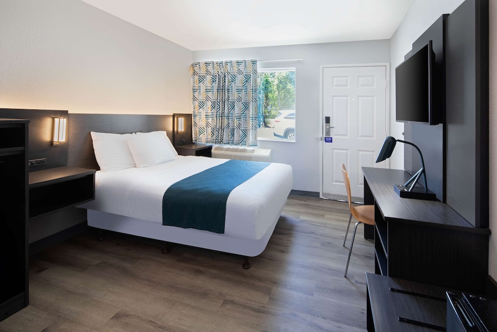 Deluxe Room, 1 Queen Bed, Accessible, Non Smoking photo 2