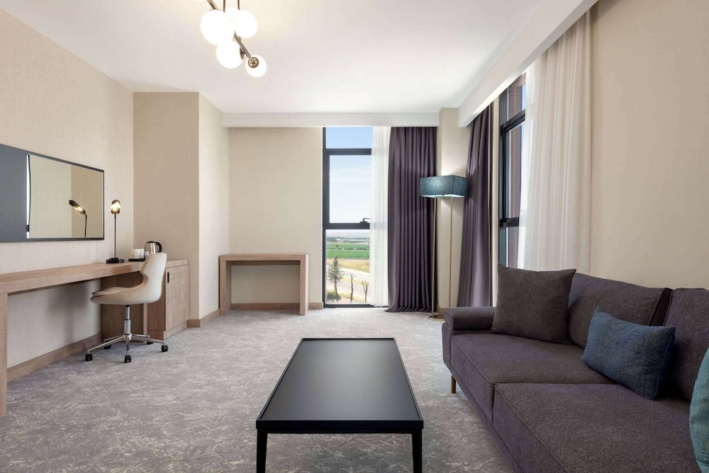 Suite, 1 King Bed, City View, Corner (Balcony) - Photo 3