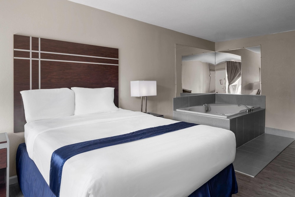 Room, 1 King Bed, Non Smoking, Jetted Tub - Photo 6