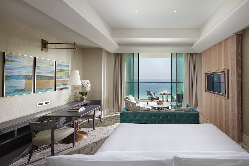 Premier Room, 1 King Bed, Sea View photo 2