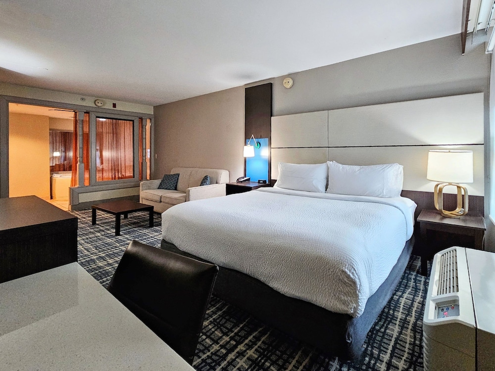 Suite, 1 King Bed (Additional Living and Dining Area) - Photo 10
