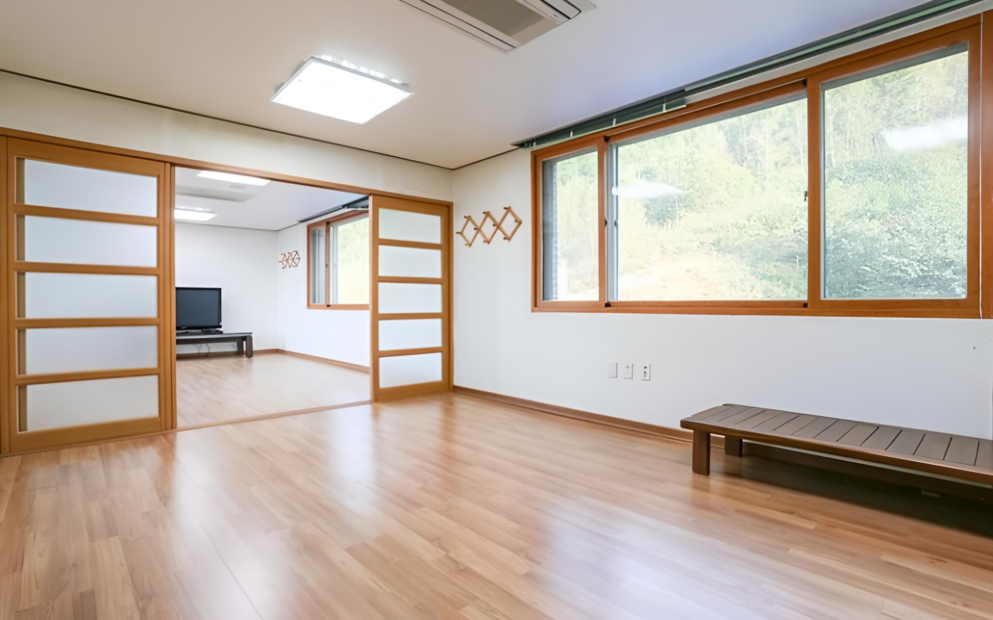 Room (Sarangchae)