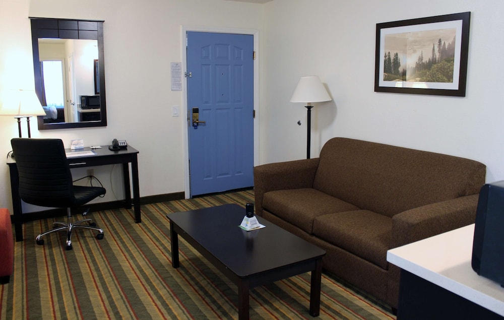 Business Suite, 1 Queen Bed, Non Smoking, Refrigerator & Microwave - Photo 1