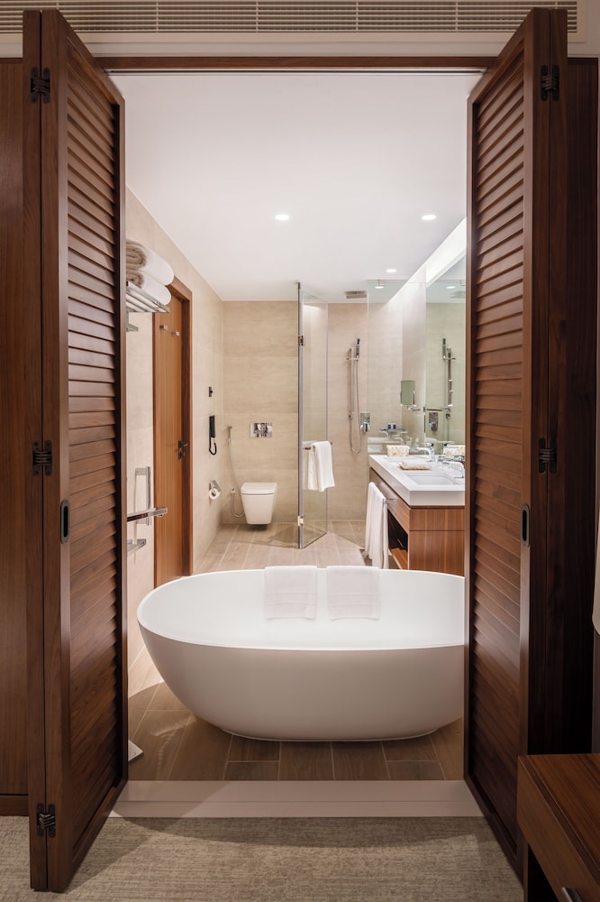 One Bedroom Private Pool Suite with Access to Lounge, 3 Pools & Mall Shuttle