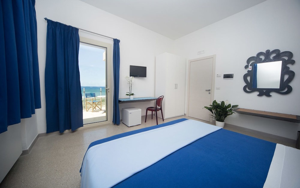 Deluxe Double Room, Terrace, Partial Sea View photo 2