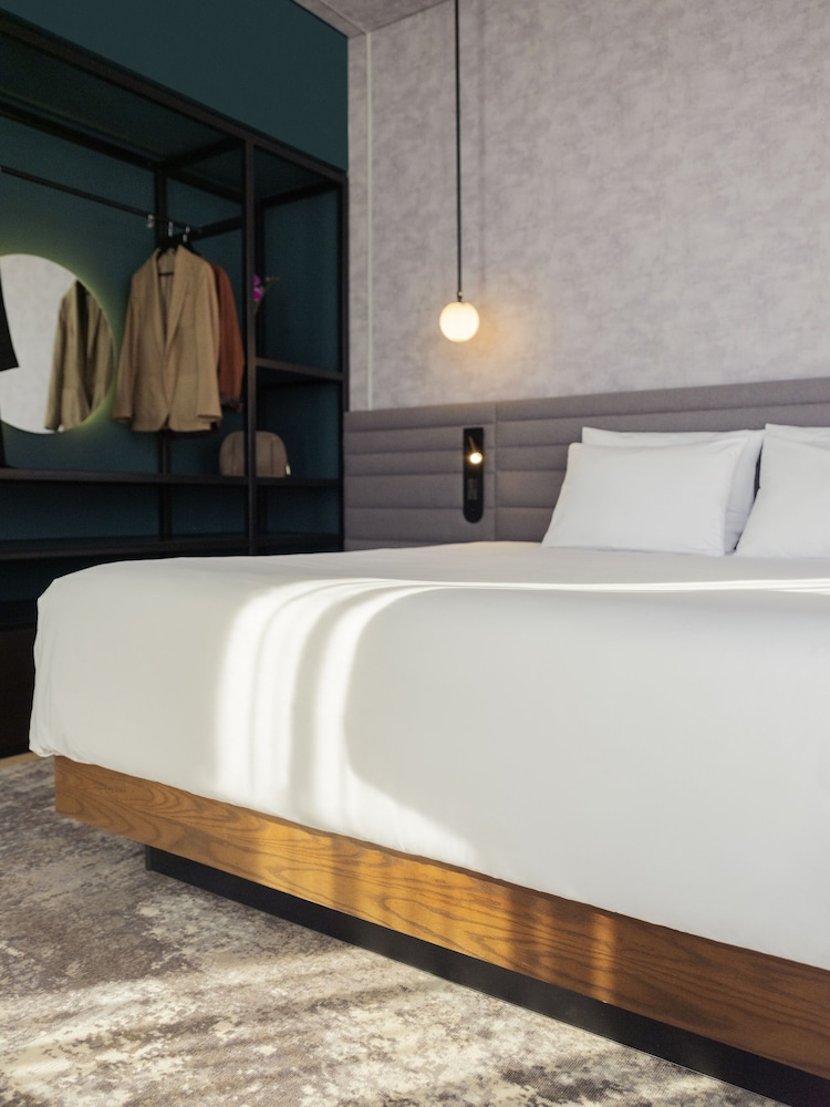 Suite, 1 King Bed (Master) - Photo 2