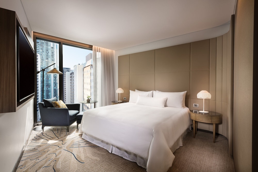 Club Room, 1 King Bed, City View