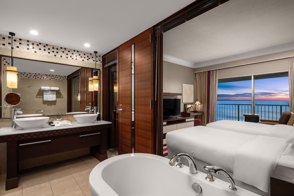 Laguna Club Suite (Club Lounge Access) - Photo 1