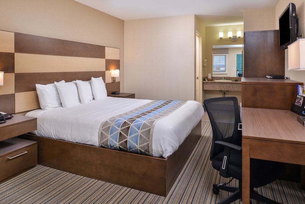 Deluxe Room, 1 King Bed, Non Smoking, Jetted Tub photo 3