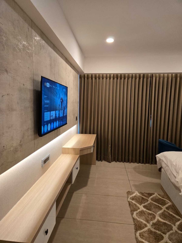 Superior Room, 1 King Bed, Private Bathroom, Mountain View photo 2